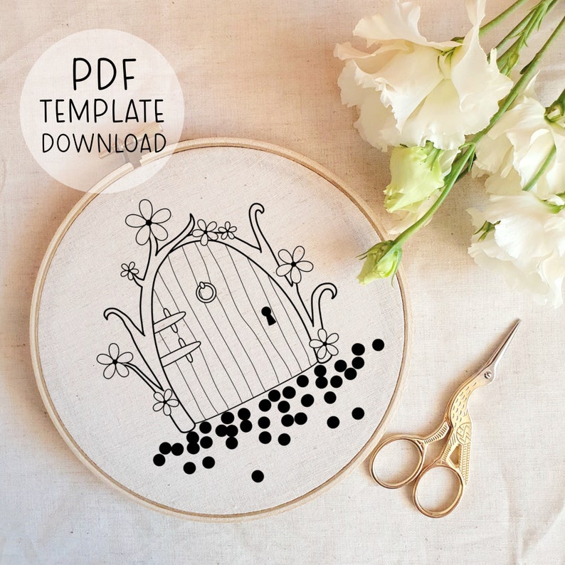 Pode incluir: Um desenho em preto e branco de uma porta caprichosa com um batente e uma fechadura, cercada por flores e videiras. A porta est&aacute; sentada em um leito de pontos pretos, o que sugere uma entrada m&aacute;gica.