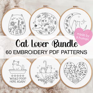 Puede incluir: Seis patrones de bordado con diseños de gatos, presentados en aros de madera. Los diseños incluyen gatos con elementos florales, gatos durmiendo y gatos bajo una luna creciente. El texto dice "Cat Lover Bundle" y "60 EMBROIDERY PDF PATTERNS".