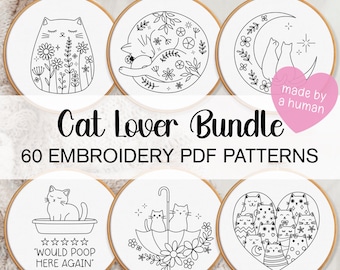 Può includere: Sei modelli di ricamo con disegni di gatti, presentati in cerchi di legno. I disegni includono gatti con elementi floreali, gatti che dormono e gatti sotto una luna crescente. Il testo recita "Cat Lover Bundle" e "60 EMBROIDERY PDF PATTERNS".