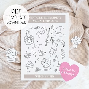 Op de afbeelding: Een witte, afdrukbare borduurontwerpsjabloon met verschillende illustraties met een heksen-thema, waaronder paddenstoelen, een kristallen bol en een heksenhoed. De tekst "PDF TEMPLATE DOWNLOAD" staat linksboven. De tekst "WITCHY VIBES" staat onderaan.