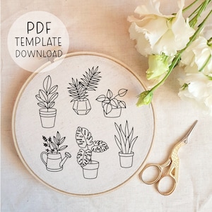 Op de afbeelding: Een zwart-witte lijntekening van zes potplanten op een witte achtergrond. De planten omvatten een monstera, een succulent, een varen, een slangplant, een vioolbladficus en een potplant met een gieter.