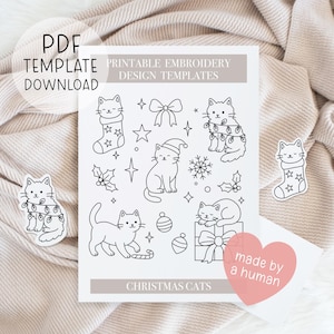 Puede incluir: Una plantilla de diseño de bordado imprimible con gatos navideños. El diseño incluye varias ilustraciones de gatos con elementos festivos como un calcetín, un gorro de Papá Noel y adornos. Las palabras "PDF TEMPLATE DOWNLOAD" y "CHRISTMAS CATS" son visibles.