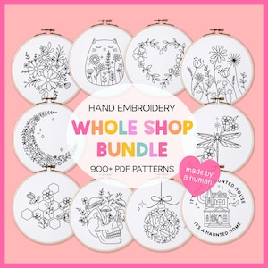 Peut inclure: Ensemble de motifs de broderie à la main présentés dans des cerceaux en bois. Les motifs comprennent des arrangements floraux, un chat, une couronne en forme de cœur, une libellule, un croissant de lune, des abeilles, un crâne, une boule de Noël et une maison hantée. Texte : "HAND EMBROIDERY WHOLE SHOP BUNDLE 900+ PDF PATTERNS".