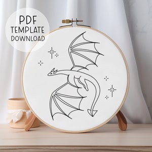 Drachen Stickmuster, Fantasy Stickmuster, Wyvern Stickmuster Fabelwesen Stickmuster, Nerd Stickdatei Niedlich Bild 1