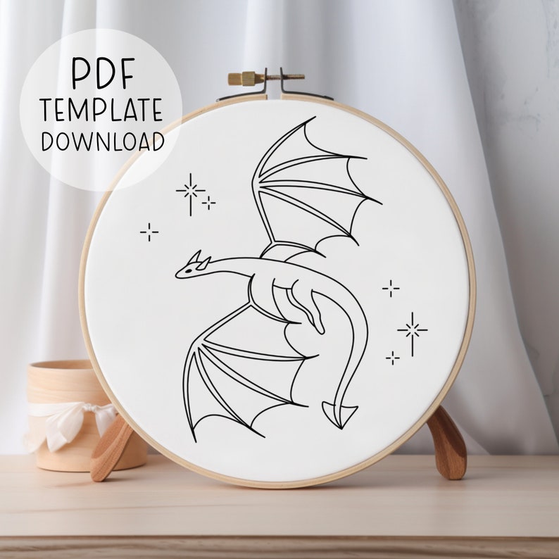 Drachen Stickmuster, Fantasy Stickmuster, Wyvern Stickmuster Fabelwesen Stickmuster, Nerd Stickdatei Niedlich Bild 1