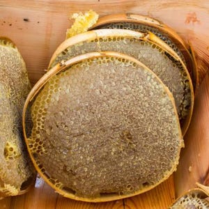 100% Rohe Wabe | Natürlicher, reiner & organischer Honig | Handgeerntet im Grünen | Bienenwachs-Wabe