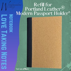 Könnte beinhalten: Notizbuch-Nachfüllung für einen modernen Portland Leather Reisepasshalter. Das Notizbuch hat einen hellbraunen Einband und einen schwarzen Rücken. Der Text auf dem Bild lautet "Love Taking Notes" und "Notebook".