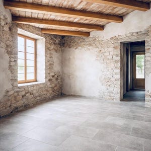Könnte beinhalten: Ein Innenraum mit hellgrauen, rechteckigen Bodenfliesen, freiliegenden Natursteinwänden und einer Decke aus Holzbalken und Ziegelsegmenten. Ein Fenster mit Holzrahmen und ein Durchgang zu einem weiteren Raum sind zu sehen.