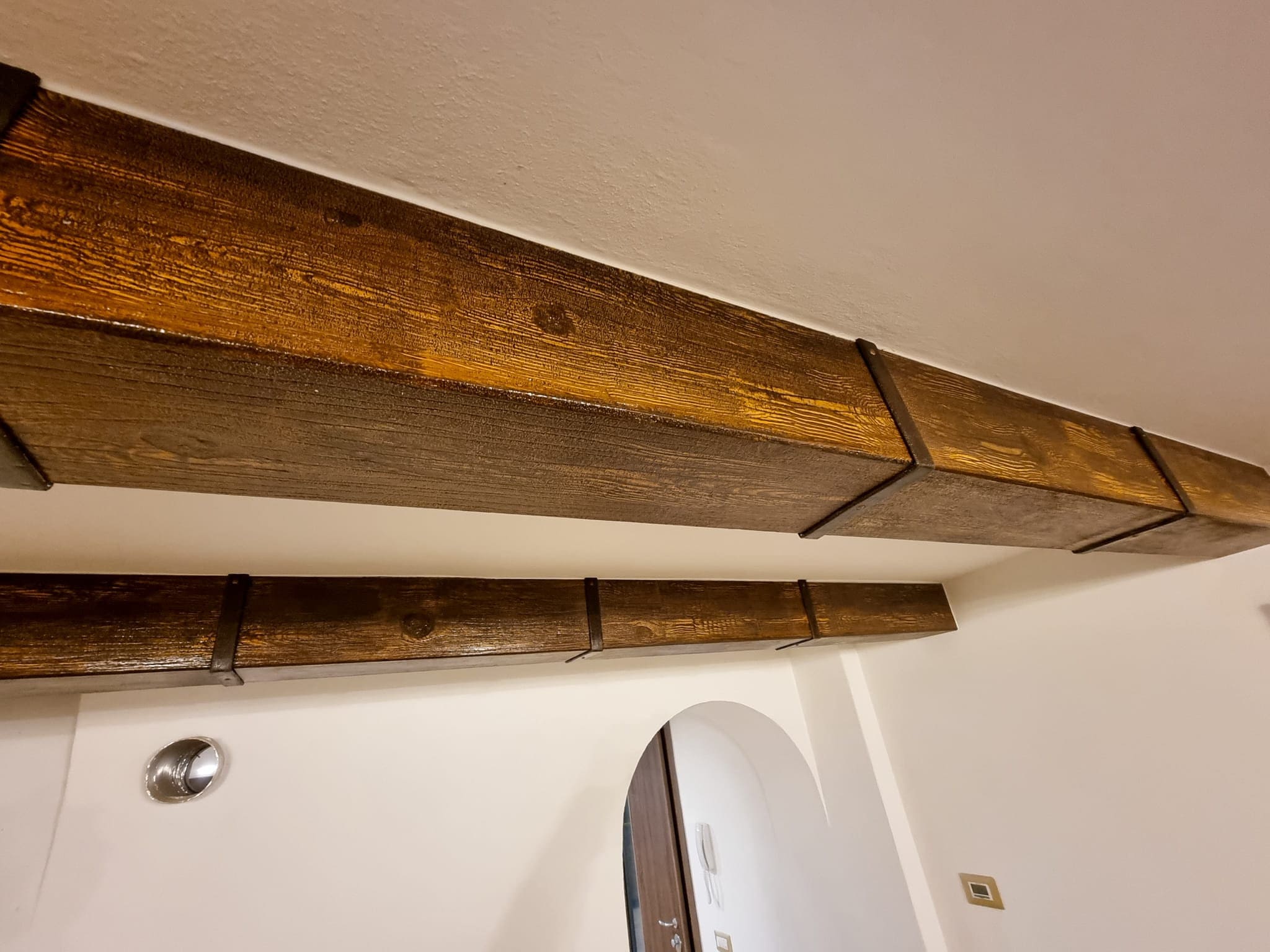 Vigas de imitación madera para techo, de 2 metros, medidas 12 x 12 cm  (material poliuretano, mejor que el poliestireno). Color blanco. Pintable.  Auténtico efecto madera (ED 106) : : Bricolaje y herramientas