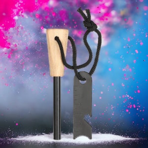 Può includere: Un kit di avviamento del fuoco con un manico in legno, un'asta di metallo nero e un multiutensile in metallo nero. Il kit include un cordino nero. Lo sfondo presenta un design astratto colorato con sfumature rosa e blu.