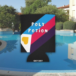 Puede incluir: Un enfriador de latas negro con las palabras "POLY POTION" en blanco, y un diseño con rayas azules, rojas y moradas, junto con un corazón amarillo. El texto "GAY DAY" está en la parte inferior.