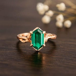 Anillo largo de esmeralda hexagonal con hojas, flores y ramitas, joyería nupcial, solitario de oro rosa, anillo art déco, anillo de compromiso vintage con esmeralda, regalos de promesa.