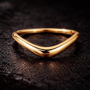 Puede incluir: Un letrero de madera hecho a mano con la palabra "Welcome" en una fuente juguetona. Presenta un fondo blanco desgastado y un borde marrón oscuro, ideal para una puerta principal.