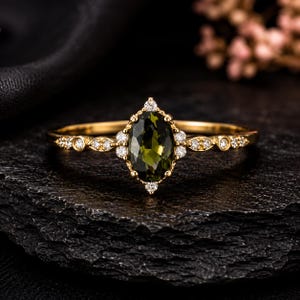 Anillo delicado de peridoto y diamantes - Anillo apilable de oro macizo - Regalo personalizado para ella - Joyería minimalista hecha a mano - Piedra de nacimiento de agosto
