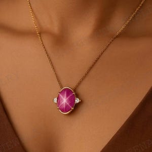Halsband med hänge i naturligt stjärnrubin | Ovalt ädelstenshalsband i guld | Handgjorda smycken med födelsesten i juli, present till henne | Vintage elegant stil