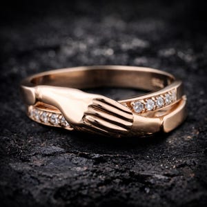 Könnte beinhalten: Ein Set aus drei Keramikbechern mit gesprenkelter, matter Oberfläche. Die Becher sind in den Farbtönen Creme, Hellgrau und Dunkelgrau gehalten. Jeder Becher hat ein schlichtes, minimalistisches Design, ideal für Kaffee oder Tee.