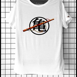 Könnte beinhalten: Weißes T-Shirt mit einem schwarzen Kreis, der das Kanji für "Drache" enthält, und einem braunen Stab, der den Kreis durchkreuzt.