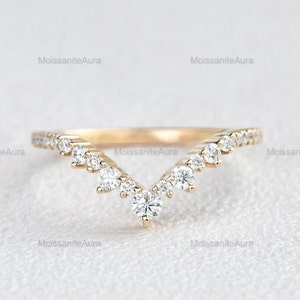 Vintage Inspired Moissanite Art Deco Band, Chevron Ring, V Ring, Curved Chevron Moissanite Wedding Band, Curved Gold Ring, V Shape Band