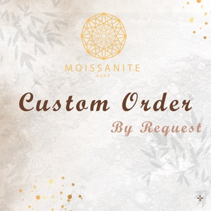 Pu&ograve; includere: Una grafica con un design geometrico in oro su sfondo bianco. Il testo "Moissanite Aura" &egrave; sotto il design. Il testo "Custom Order By Request" &egrave; sotto il testo "Moissanite Aura".