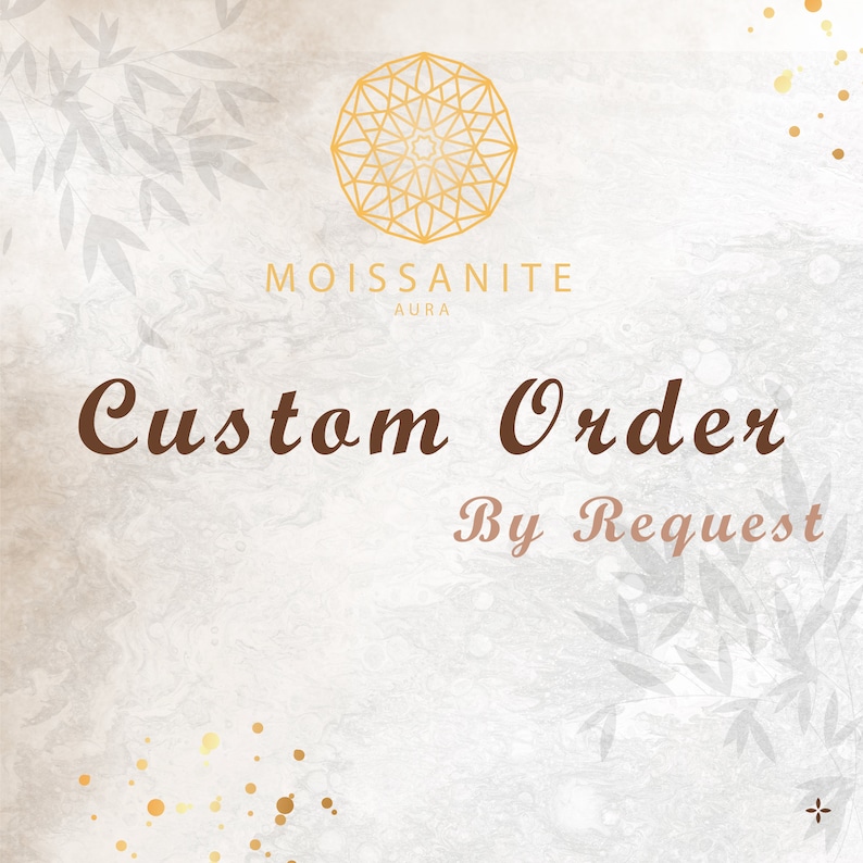 Pu&ograve; includere: Una grafica con un design geometrico in oro su sfondo bianco. Il testo "Moissanite Aura" &egrave; sotto il design. Il testo "Custom Order By Request" &egrave; sotto il testo "Moissanite Aura".
