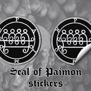 以下が含まれることがあります： アルス・ゴーティアの悪魔、パイモンの印章が描かれた白黒のステッカー2枚。印章は、五芒星が描かれた円形で、外周には「P」「A」「I」「M」「O」「N」の文字が刻まれている。ステッカーの下には「Seal of Paimon stickers」という文字が書かれている。