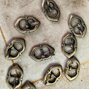 Antik mässing medeltida spännen 10-pack, handgjorda vikingabältesdetaljer, antik mässingsspänneset för rustningsremmar, lajv hantverk DIY