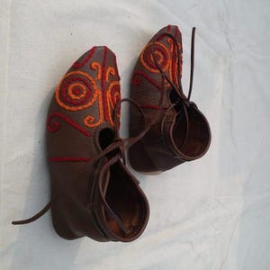 Handmade Viking Turn Shoes with Embroidery – One-Piece Leather Sole Shoes for Reenactment, LARP & Cosplay