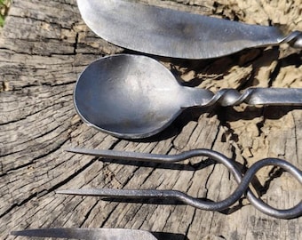 Handgeschmiedetes Wikingerbesteck-Set mit Lederscheide - 4-teiliges Mittelalter-Set