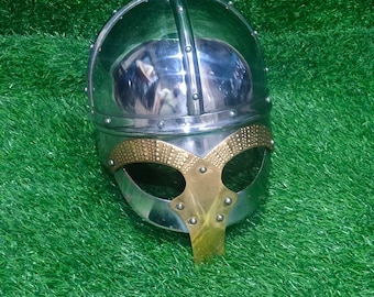 Casco de combate vikingo medieval: armadura de acero para recreaciones históricas, juegos de rol en vivo y vestuario histórico.