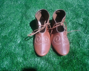 Embroidered Viking Turn Shoes – One-Piece Medieval Leather
