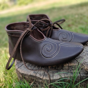 Embroidered Viking Leather Shoes – One-Piece Turn Shoes for Cosplay, LARP & Historical Reenactment