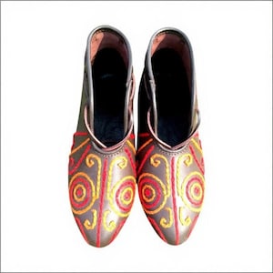 Handmade leather Viking Turn Shoes with Embroidery – One-Piece Leather Sole Shoes for Reenactment, LARP & Cosplay