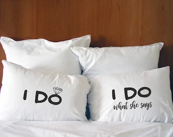Cadeau Je fais ce qu'elle dit Cadeau de mariage amusant pour mari Cadeau pour couple marié Taie d'oreiller Cadeau de fiançailles Cadeau pour les nouveaux mariés Cadeau pour lui, M.