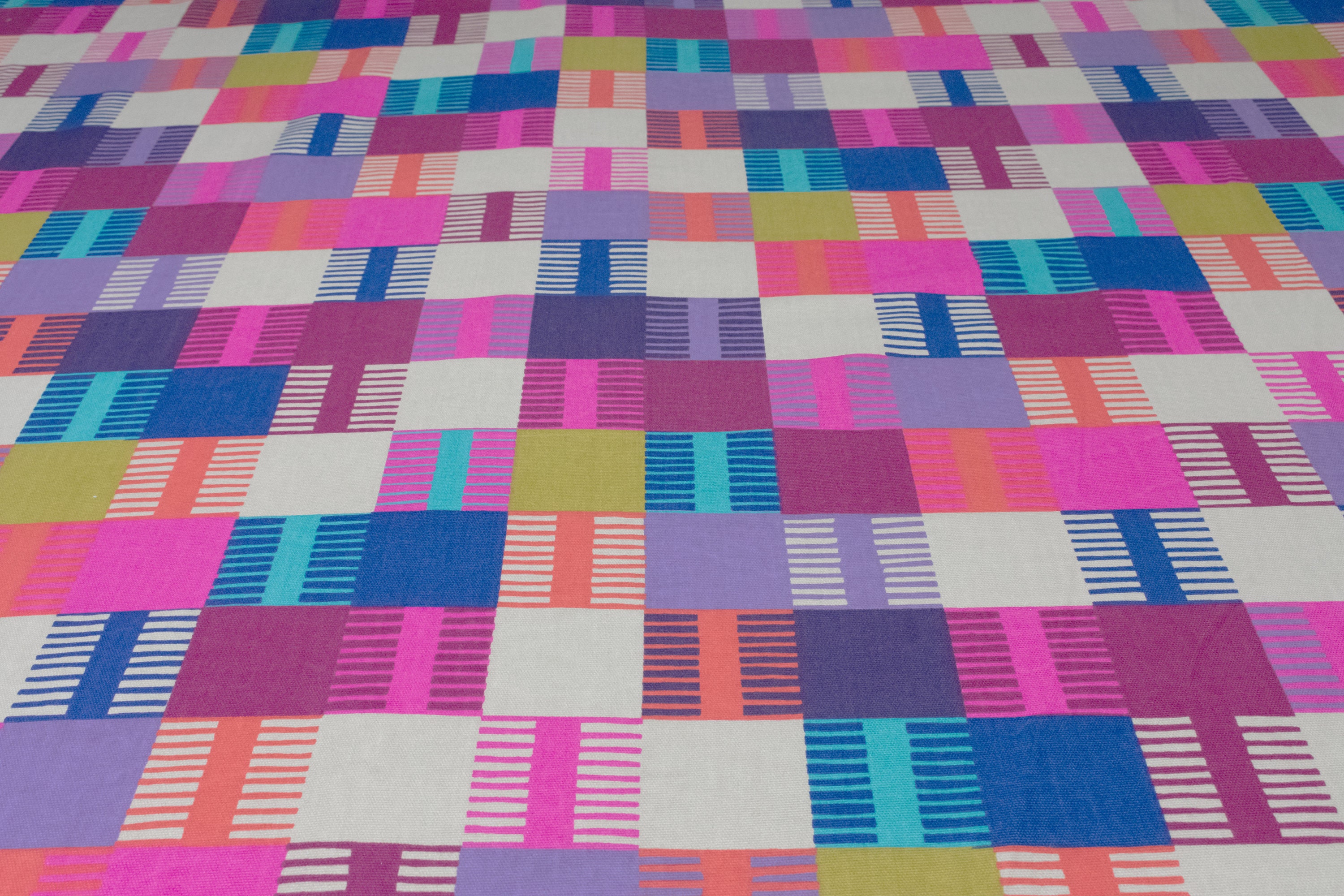 Scion - Navajo - Raspberry / Multi - Designer Fabric per Metre ...