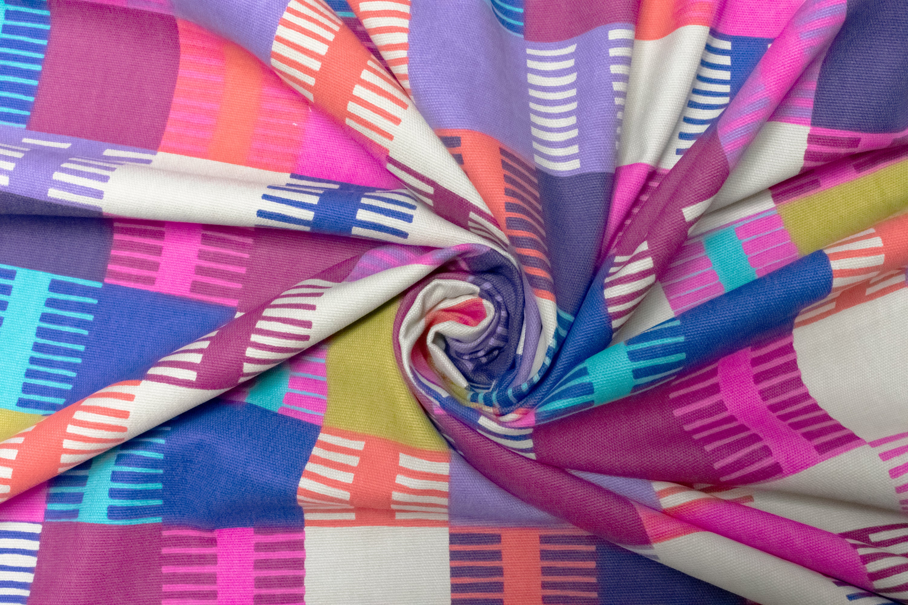 Scion - Navajo - Raspberry / Multi - Designer Fabric per Metre ...