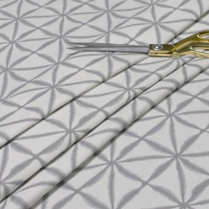 Clarke und Clarke - Studio G - Nusa - Smoke - Designer Stoff Meterware - Geometrischer Batik Print Stoff
