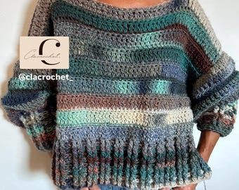 Puede incluir: Un suéter de ganchillo de manga larga con rayas horizontales en tonos verde azulado, verde bosque, marrón, gris y crema. La prenda tiene un escote barco ancho y un dobladillo acanalado. Se ve un logotipo rectangular con el texto Clacrochet @clacrochet_.