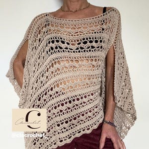 Può includere: Top all'uncinetto beige con maniche aperte e scollatura a barchetta. Il top presenta un design traforato dettagliato e un orlo smerlato. L'immagine include il testo "Clacrochet" e "@clacrochet".
