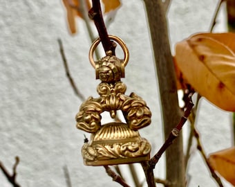 Colgante antiguo victoriano con sello de cornalina y medallón colgante en plata chapada en oro