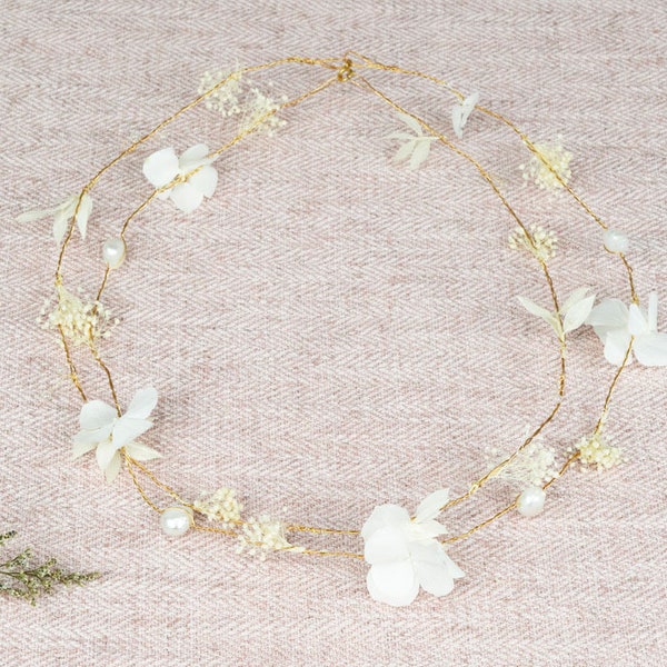 Couronne de fleurs stabilisées éternelles et fil doré : Rose, Hortensia, Gypsophile et Perles, Diane by Les Couronnes de Victoire