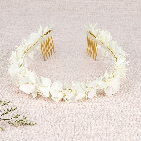 Couronne en fleurs stabilisées et perles, hortensia, gypsophile, limonium et ruscus, Wendy by Les Couronnes de Victoire