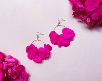 Boucles d'oreilles créoles fleurs d’hortensia stabilisées rose fuchsia, structure plaquée or, Kenzie by Les Couronnes de Victoire