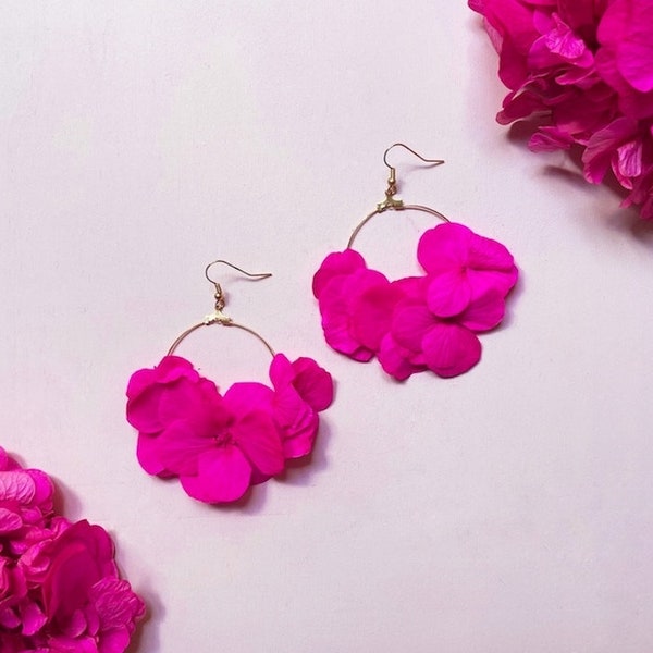 Boucles d'oreilles créoles fleurs d’hortensia stabilisées rose fuchsia, structure plaquée or, Kenzie by Les Couronnes de Victoire