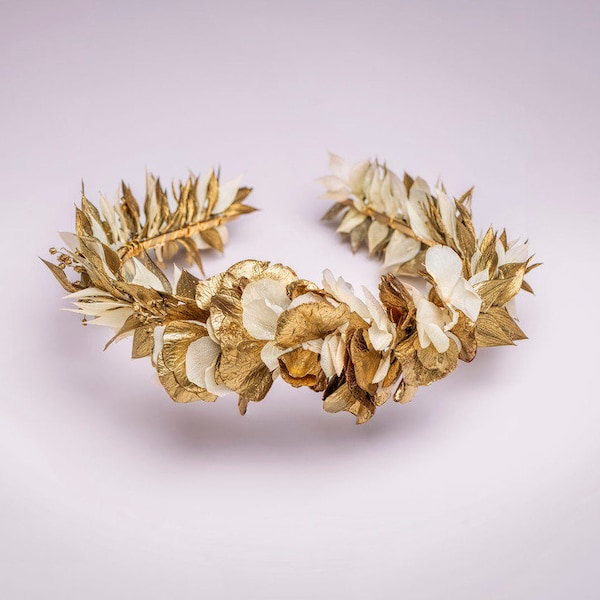 Couronne en fleurs stabilisées, ruscus blanc et or, pétales d'hortensia, Ondine by Les Couronnes de Victoire