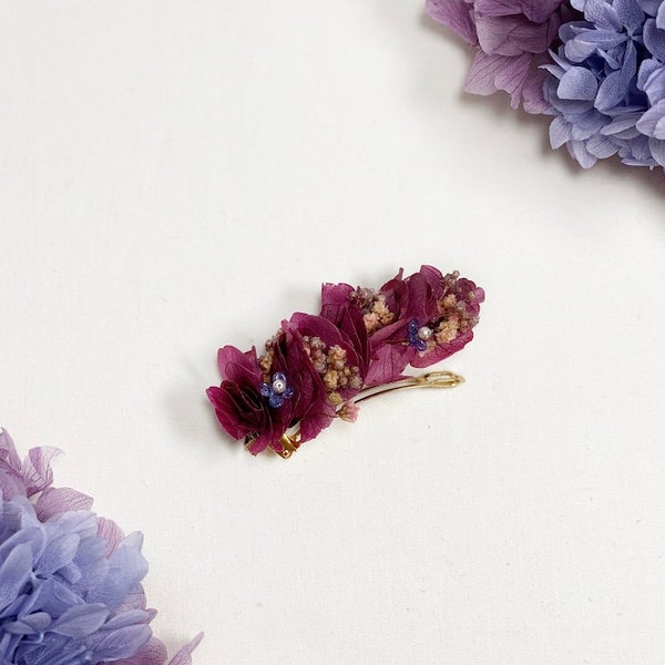 Barrette fleurs stabilisées hortensia mauve, perles de verre et d'eau douce, structure plaqué or, Lorella by Les Couronnes de Victoire