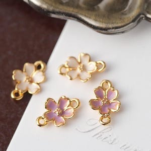 Ciondolo a forma di fiore placcato oro per la creazione di gioielli, ciondolo in smalto resistente all'ossidazione, ciondolo doppio pendente delicato fai da te,