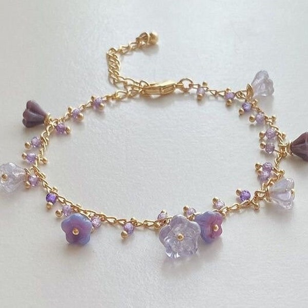 Bracelet fleur de cloche. bracelet fleur de muguet. bracelet et collier de fleurs en verre violet, ensemble de bijoux, bijoux de jardin. cadeau pour elle