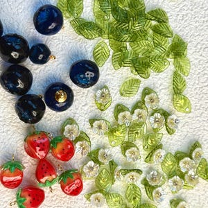 Small Green Leaf Beads with white flower and CZ stone. small lucite leaf beads. green leaf beads. mini leaf beads.bell flower acrylic leaf