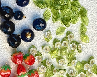 Kleine grüne Blatt Perlen mit weißer Blume und Zirkonia Stein. kleine Lucite-Blatt-Perlen. grünen Blattperlen. mini Blatt beads.Glockenblume Acryl Blatt