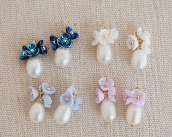 2 perle barocche con piccoli fiori, ciondoli di perle d'acqua dolce, ciondoli di perle barocche, orecchini di perle, placcati in oro 14 carati.